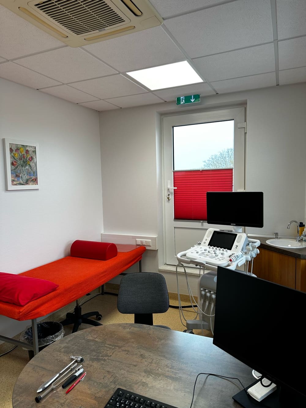 Ein Sprechzimmer der Praxis mit Untersuchungsliege und Ultraschallgerät